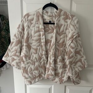 Universal Thread Beige and White Quilted Cape